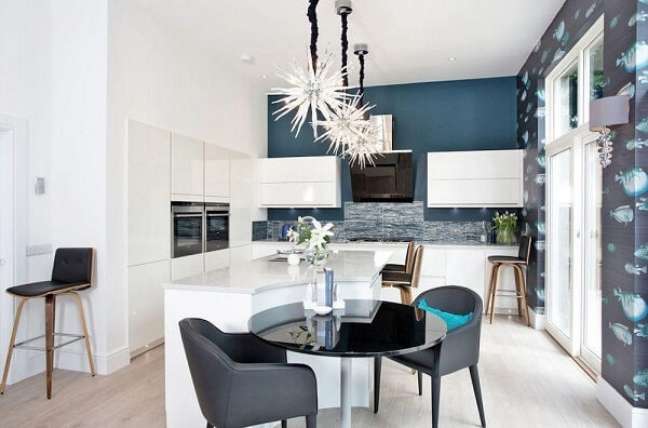 56. Pedra para balcão de cozinha moderna em tons de branco e azul – Foto Orchid Newton