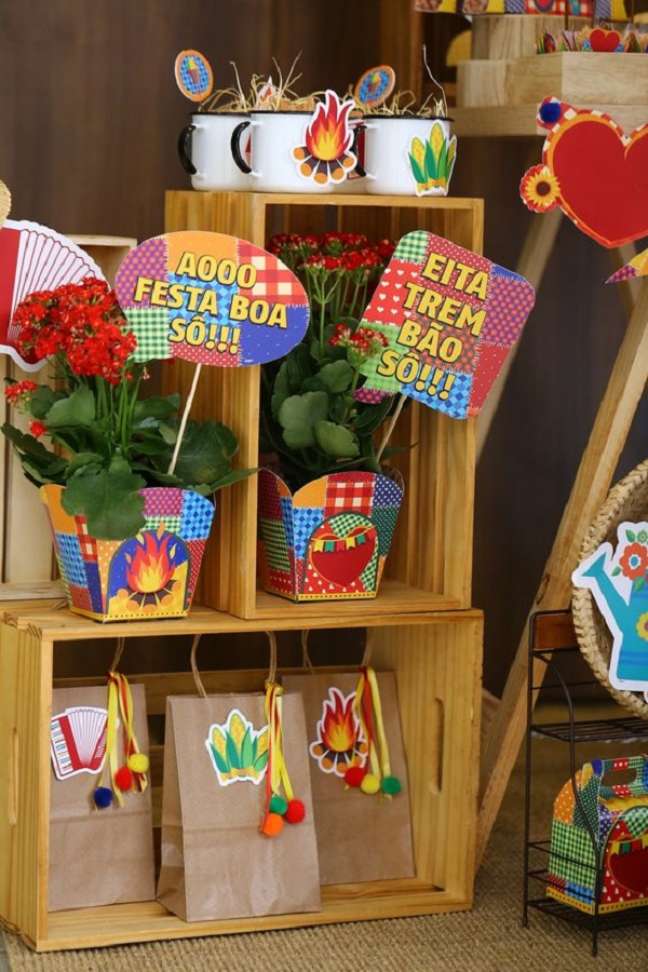81. Decoração de festa junina com vasos de flores – Foto Portal Bella Fiore