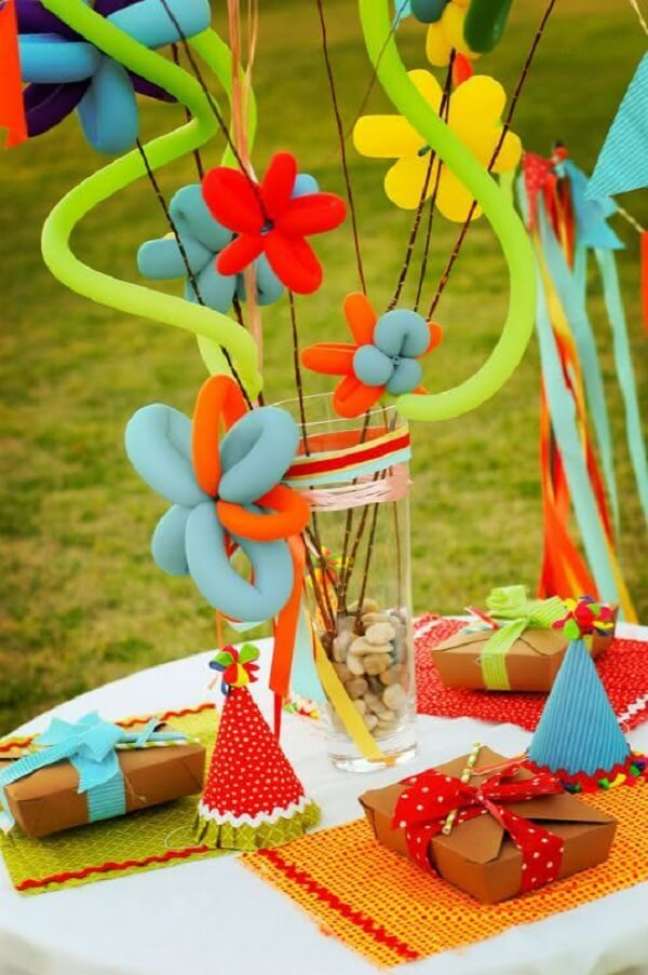 37- Decoração de festa junina tem arranjos florais de balões. Fonte: Lydia Menzies Celebrates