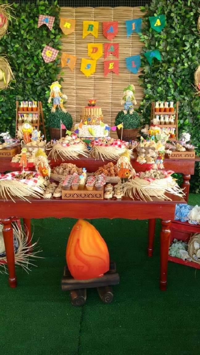 85. Decoração de festa junina de madeira com doces – Foto Art of It