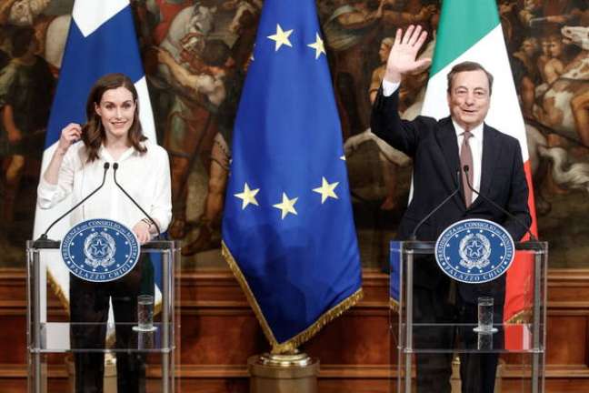A premiê Sanna Marin com o primeiro-ministro Mario Draghi