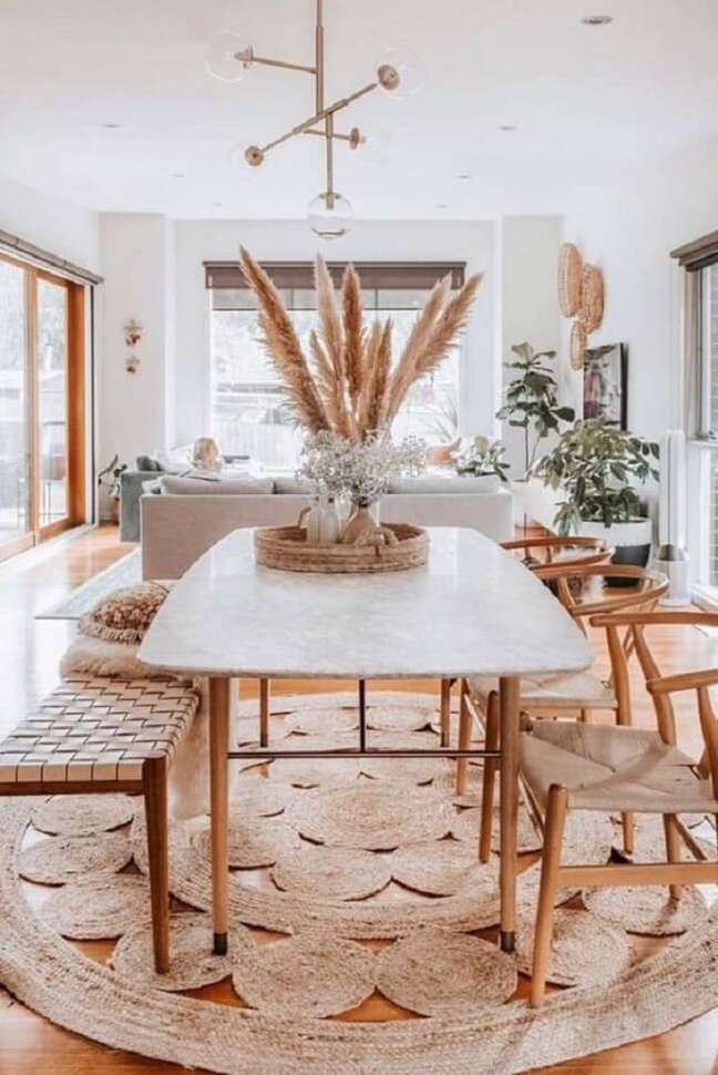 30. Mesa de jantar decorada com capim dos pampas. Fonte: House Of Lanai