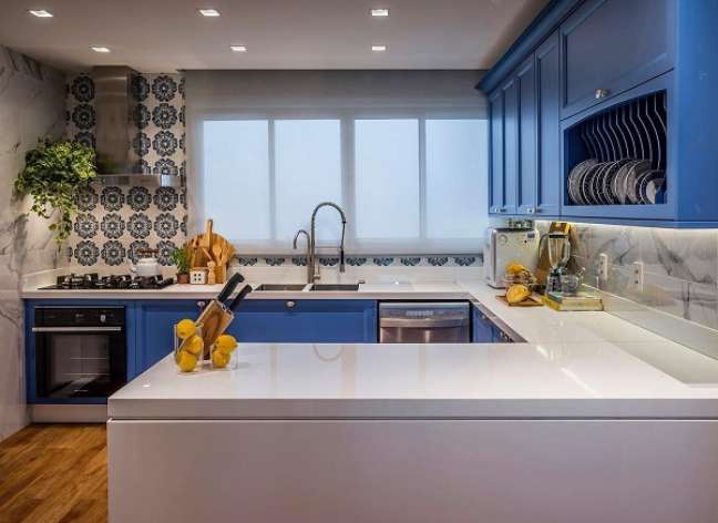 16. Cozinha americana simples com armario azul e torneira gourmet – Foto Larissa Catossi Arquitetura