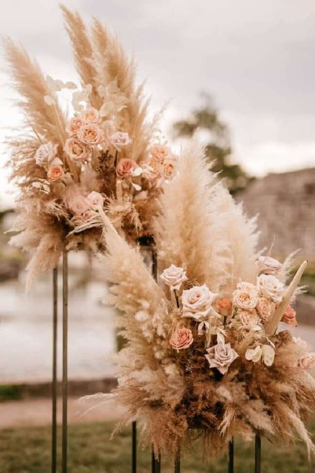 14. O capim dos pampas e muito usado na decoração de casamentos ao ar livre. Fonte: Urska & Domen