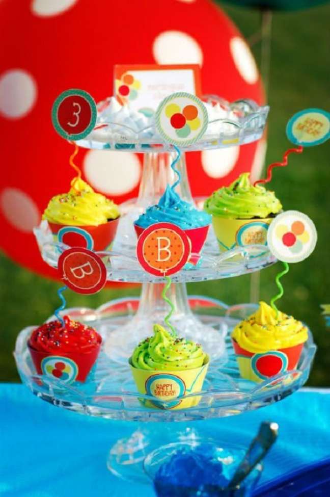 54- Decoração de aniversário festa junina com cupcakes coloridos. Fonte: Lydia Menzies