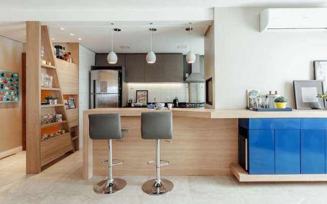 7. Cozinha americana simples com banquetas na cor cinza e buffet azul – Foto Ambientta Arquitetura