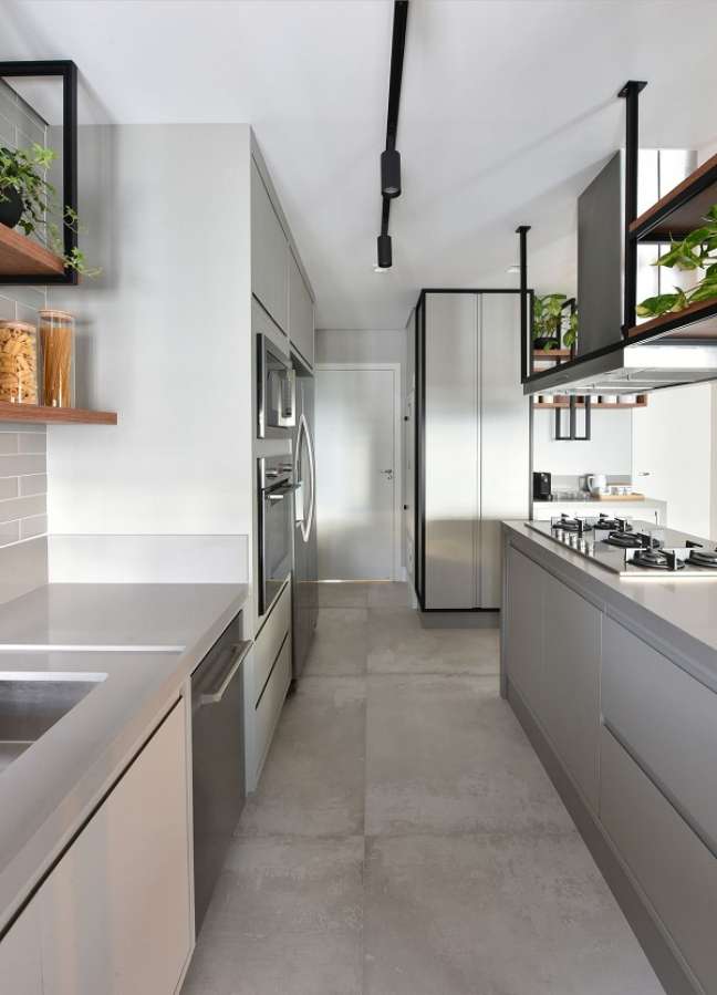 17. Cozinha americana simples com armário cinza moderna – Foto Giovanna Gogosz