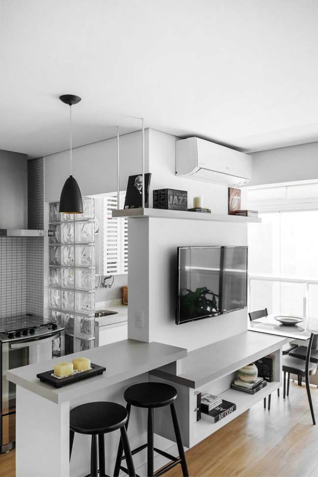 32. Cozinha americana simples com decoração cinza – Foto Oliva Arquitetura