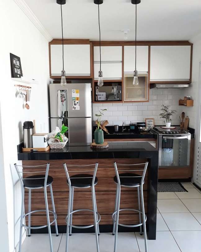 25. Cozinha americana simples com bancada preta com banqueta de ferro – Foto da Casa 311