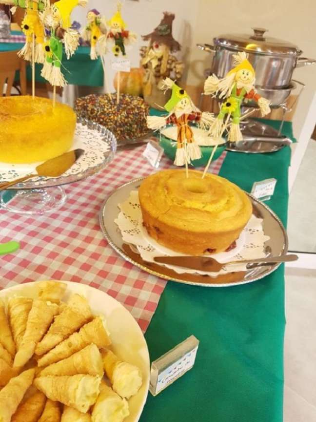 91. Decoração de festa junina no bolo e doces – Foto Supper