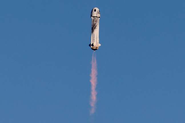 Foguete Blue Origin New Shepard decola do local de lançamento um no oeste do Texas - Dezembro de 2021