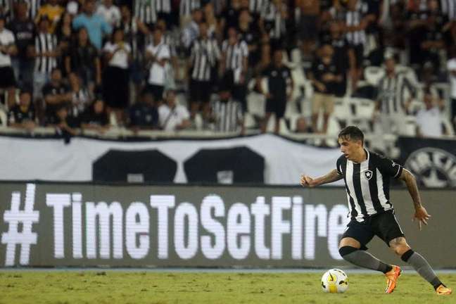 Saravia durante a vitória do Botafogo sobre o Fortaleza (Foto: Vítor Silva/Botafogo)