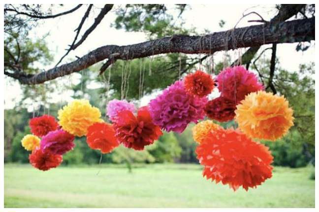 14. Você pode fazer uma decoração de festa junina com bastantes flores enfeitando as árvores – Foto Cyber Space and Time