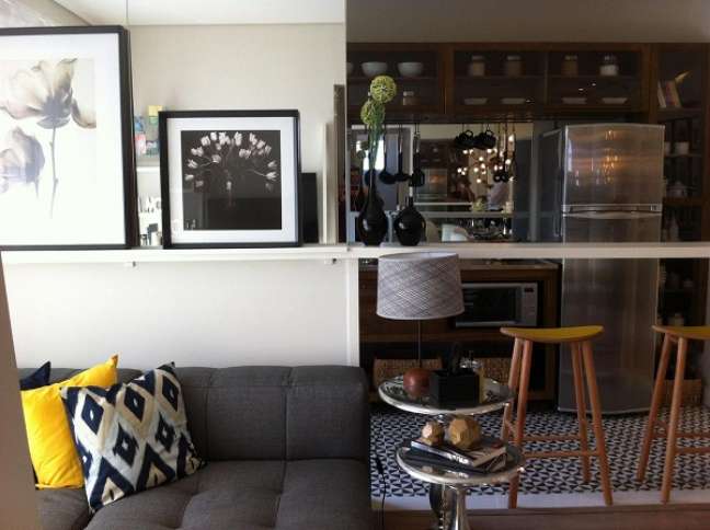 38. Cozinha americana simples com sofá cinza – Foto Fabiana Rosello
