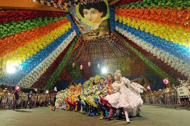 Mais de 1 milhão de pessoas vão a Campina Grande todo ano para assistir as atrações da festa junina, entre elas as tradicionais quadrilhas temáticas.