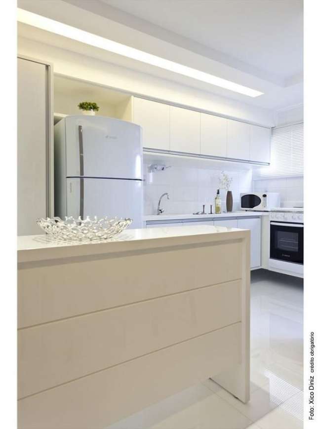 44. Cozinha americana simples na cor branca – Foto Ixo Diniz e projeto Vanja Maia
