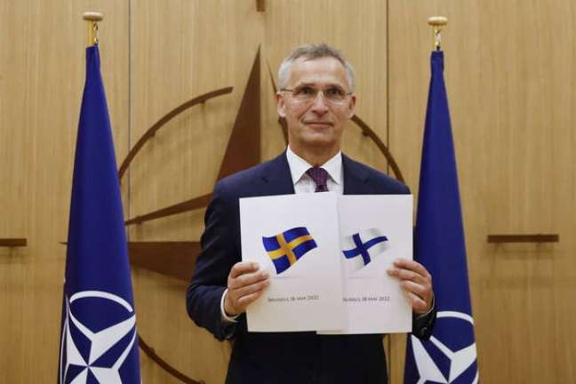 O secretário-geral da Otan, Jens Stoltenberg, com os pedidos de adesão de Finlândia e Suécia