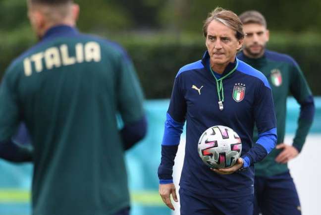 Roberto Mancini durante um treinamento da seleção italiana