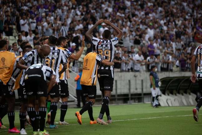 Cléber comemorando gol no Ceará (Foto: Felipe Santos/Ceará SC)