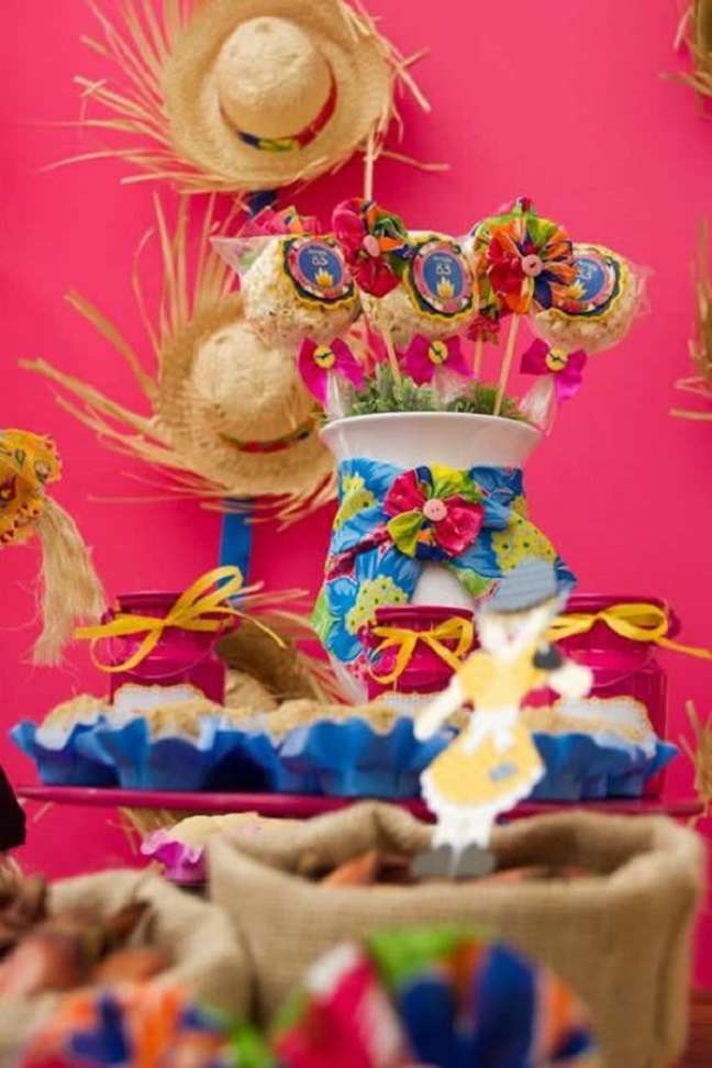 64. Decoração de festa junina com chapeu de palha – Foto Revista Artesanato