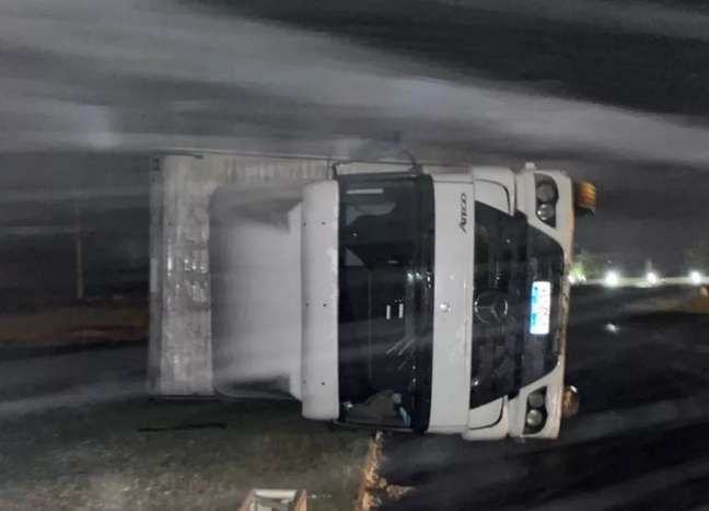 Caminhão com homem dentro tomba em Santa Catarina 