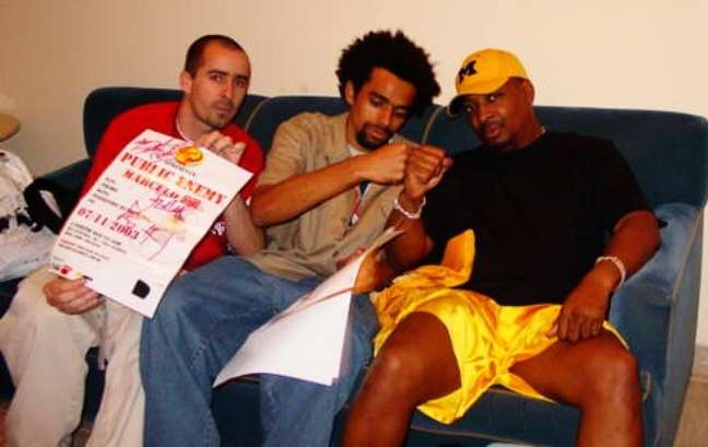 Gil, Diko e Chuck D após show do Public Enemy em SP em 2003