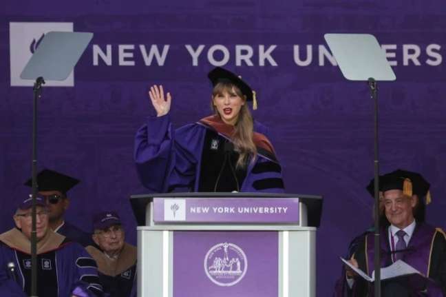 Taylor Swift durante discurso em cerimônia de formatura da Universidade de Nova York, nesta quarta-feira, 18, no Yankee Stadium. A cantora recebeu o título de Doutora Honorária da instituição