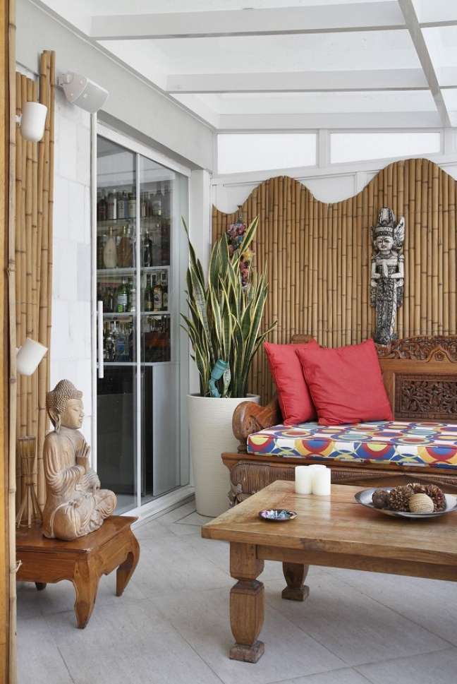 45. Quintal com bambu ornamental e móveis de madeira – Foto Elaine Fonseca