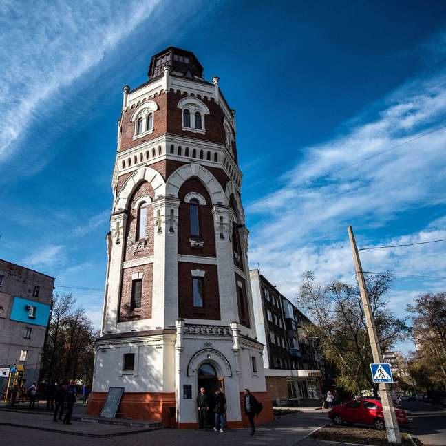 A simbólica torre de água de Mariupol