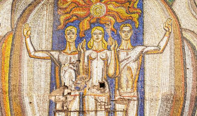 Mosaico ilustrando três jovens fortes