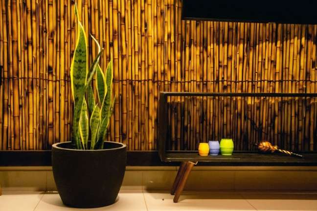37. Painel de bambu ornamental e rack preto – Foto Bambusa bioarquitetura e Paisagismo Funcional
