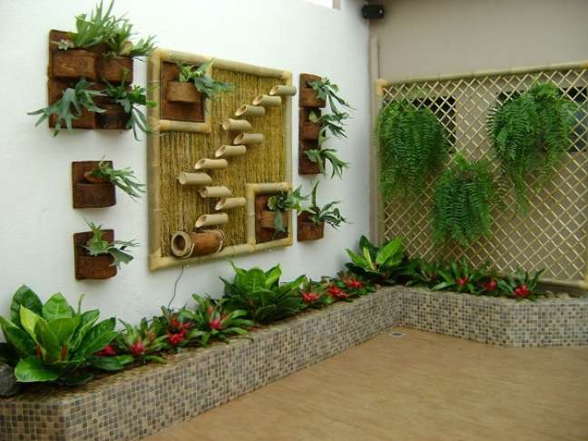 44. Quintal com bambu ornamental e canteiro de flores – Foto Daily Engineering