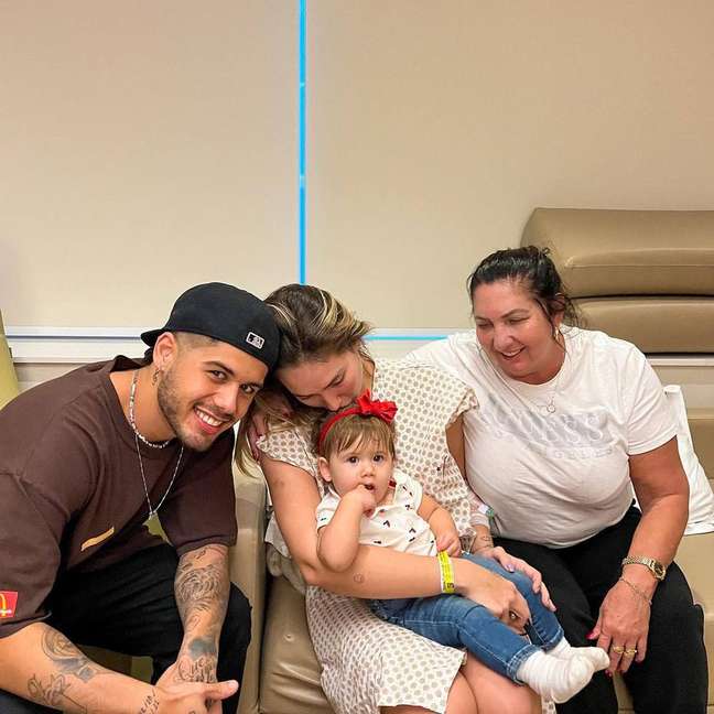 Virginia Fonseca com a família no Hospital Vila Nova Star, em São Paulo. A influenciadora ficou três dias internada e recebeu o diagnóstico de cefaleia refratária.