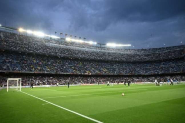 Mais de 30 mil torcedores do Eintracht estavam no Camp Nou (LLUIS GENE/AFP)