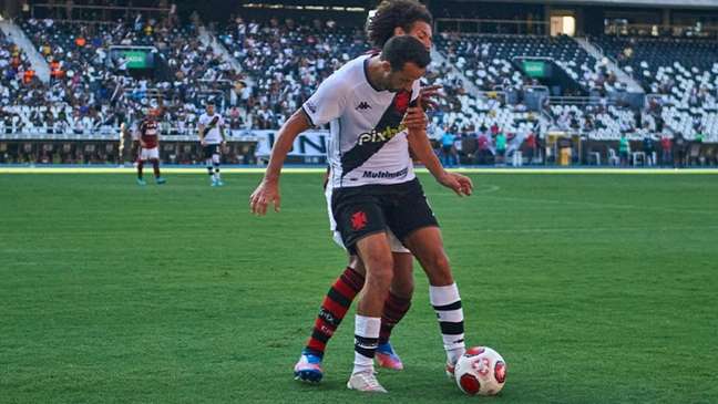 Nene jogando contra o Flamengo (Foto: Armando Paiva / LANCEPRESS!)