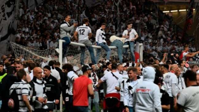 A torcida do Eintracht invadiu o gramado após a classificação à final (Foto: CRISTINA QUICLER / AFP)