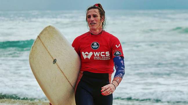 Surfista Trans Faz História Ao Ganhar Torneio Na Austrália