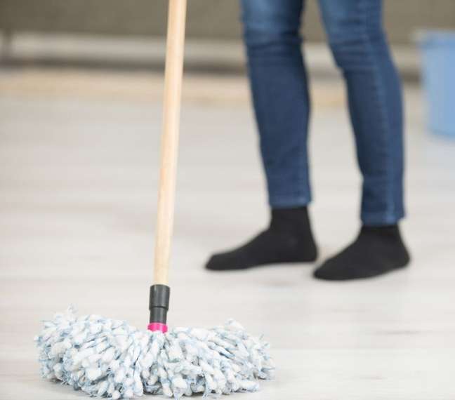 O mop é muito útil para tirar o pó do chão - Shutterstock