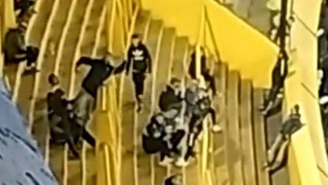 Torcedor do Boca Juniors imita macaco em direção à torcida corintiana