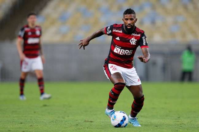 Em conversas para renovação, Rodinei pode alcançar marca expressiva pelo Flamengo diante do Goiás