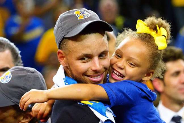 Estrela do Golden State Warriors, Stephen Curry, acompanhado da filha, é atuante na causa pela equidade de gênero.