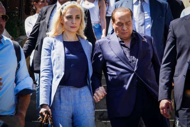 Silvio Berlusconi com sua companheira, Marta Fascina, em Nápoles, 20 de maio de 2022
