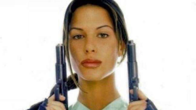 Rhona Mitra como Lara Croft