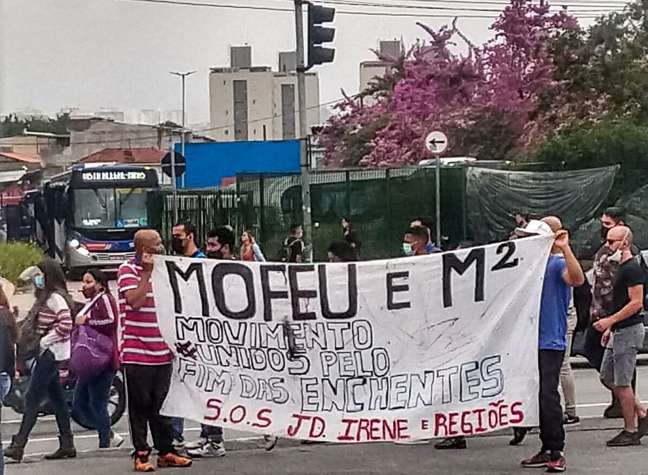 Moradores do Jardim Irene durante manifestação em frente a Estação Capão Redondo @Suzana Leite/Agência Mural