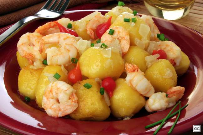 Fried cassava gnocchi with shrimp sauce – Photo: Guia da Cozinha
