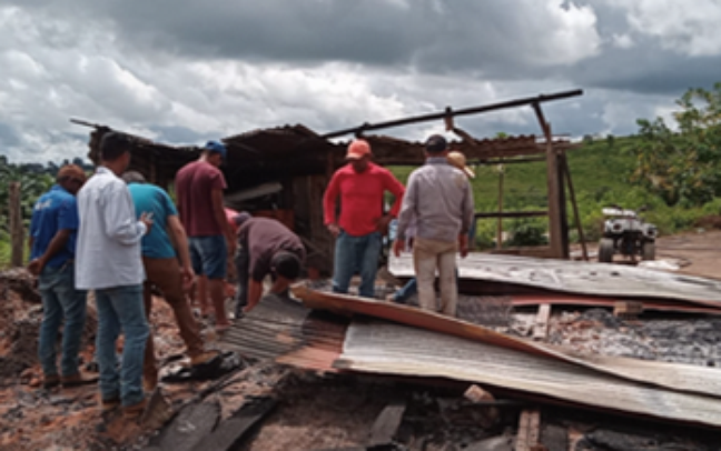 Pessoas examinam escombros de casas incendiadas em Anapu