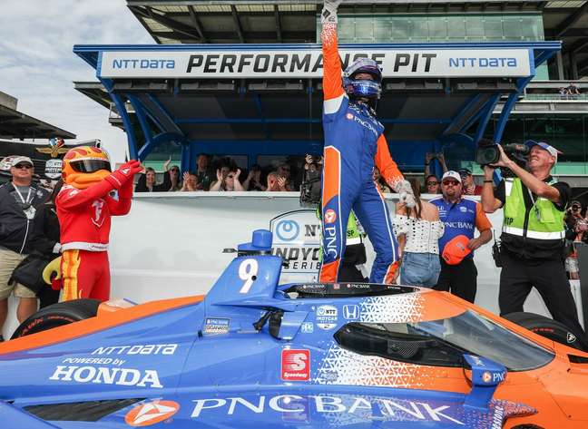 Scott Dixon celebra pole da Indy 500 