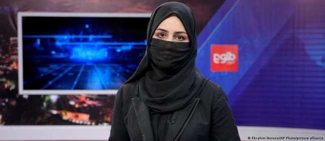 Apresentadora da ToloNews Khatereh Ahmadi apareceu usando o véu neste domingo