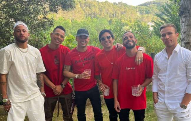 De branco, Neymar está no time dos comprometidos, assim como Arthur; os parças, solteiros, foram de vermelho (Foto: Reprodução/Instagram)
