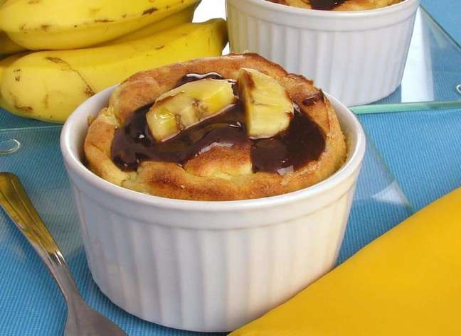 Suflê de banana com calda de chocolate – Foto: Guia da Cozinha